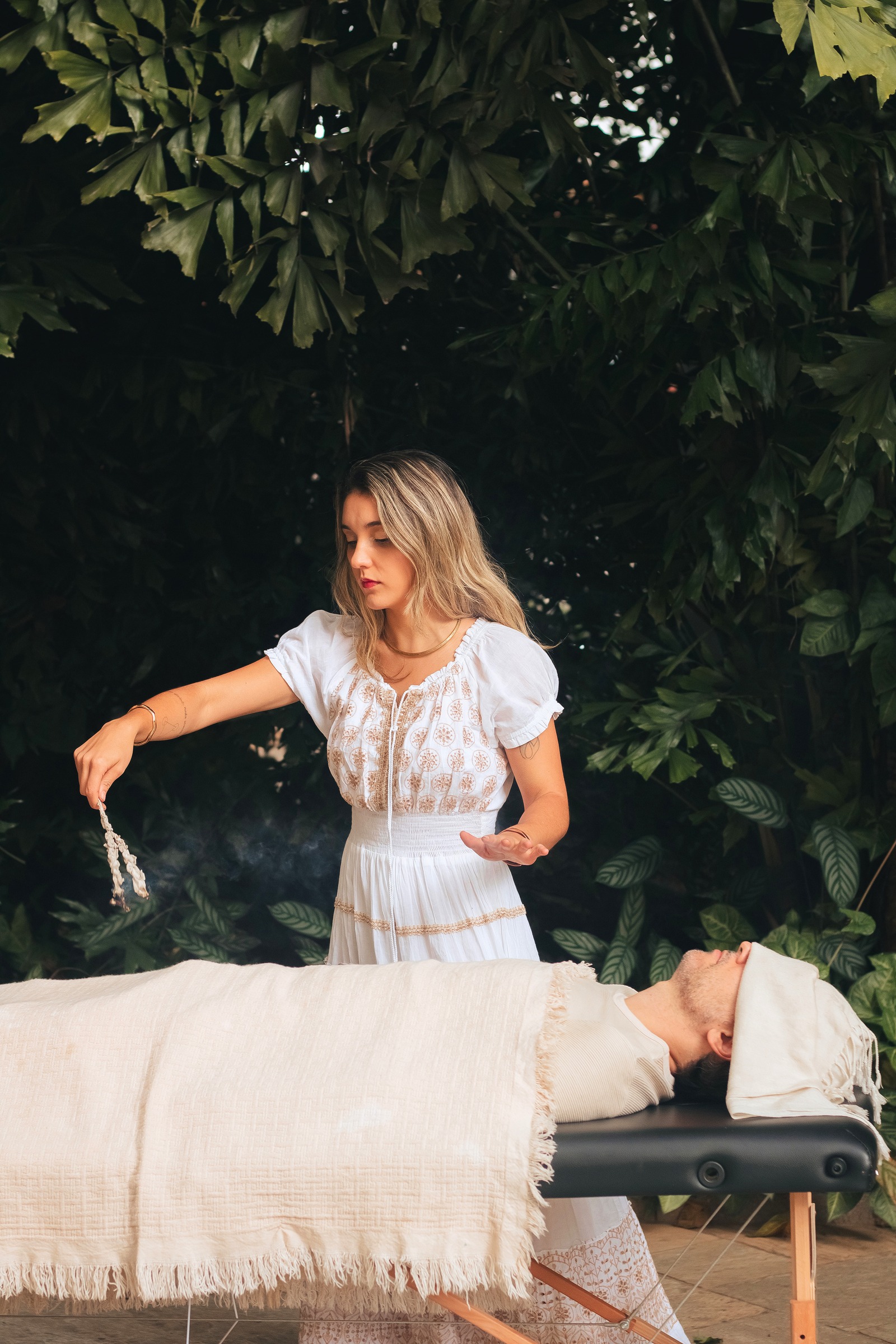 Nathalia Mancini conduzindo uma limpeza energética
